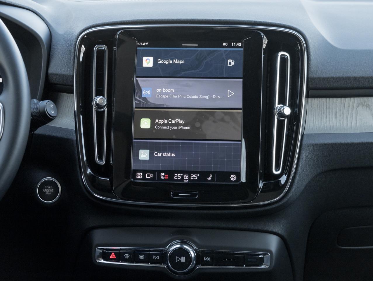 2025 Volvo XC40 B5 AWD PLUS  19" ALLOY WHEELS  VOLVO CPO Photo