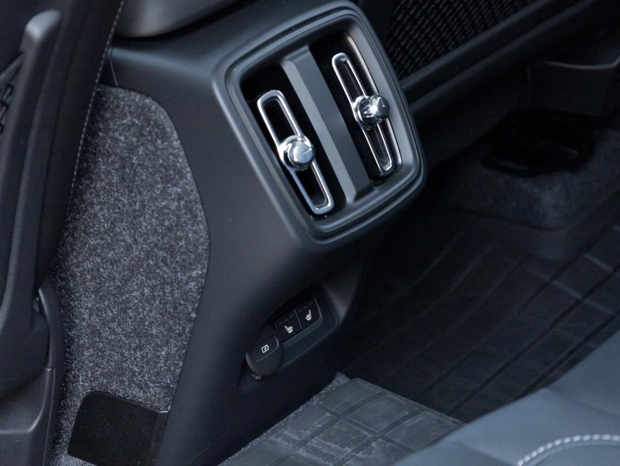 2025 Volvo XC40 B5 AWD PLUS  19" ALLOY WHEELS  VOLVO CPO Photo