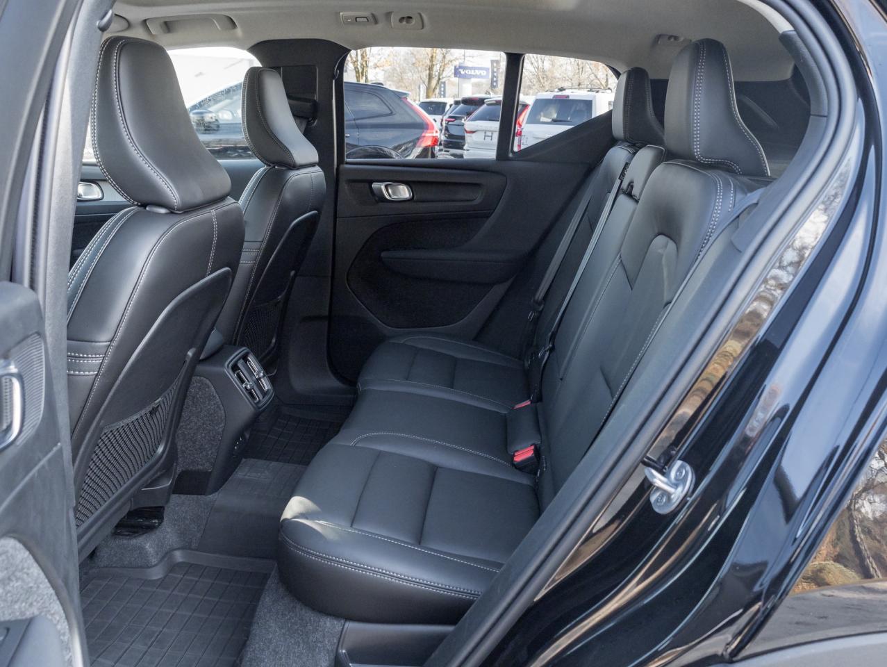 2025 Volvo XC40 B5 AWD PLUS  19" ALLOY WHEELS  VOLVO CPO Photo