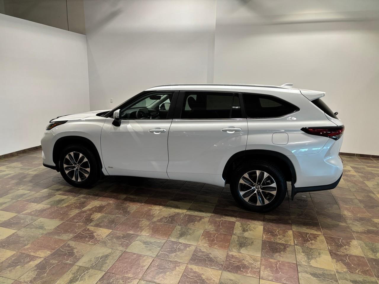 2025 Toyota Highlander Hybrid XLE Photo4