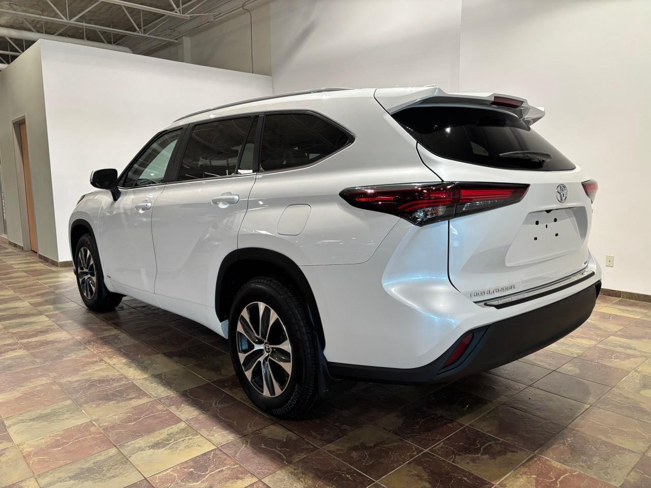 2025 Toyota Highlander Hybrid XLE Photo