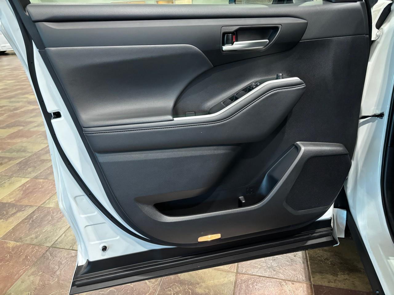 2025 Toyota Highlander Hybrid XLE Photo