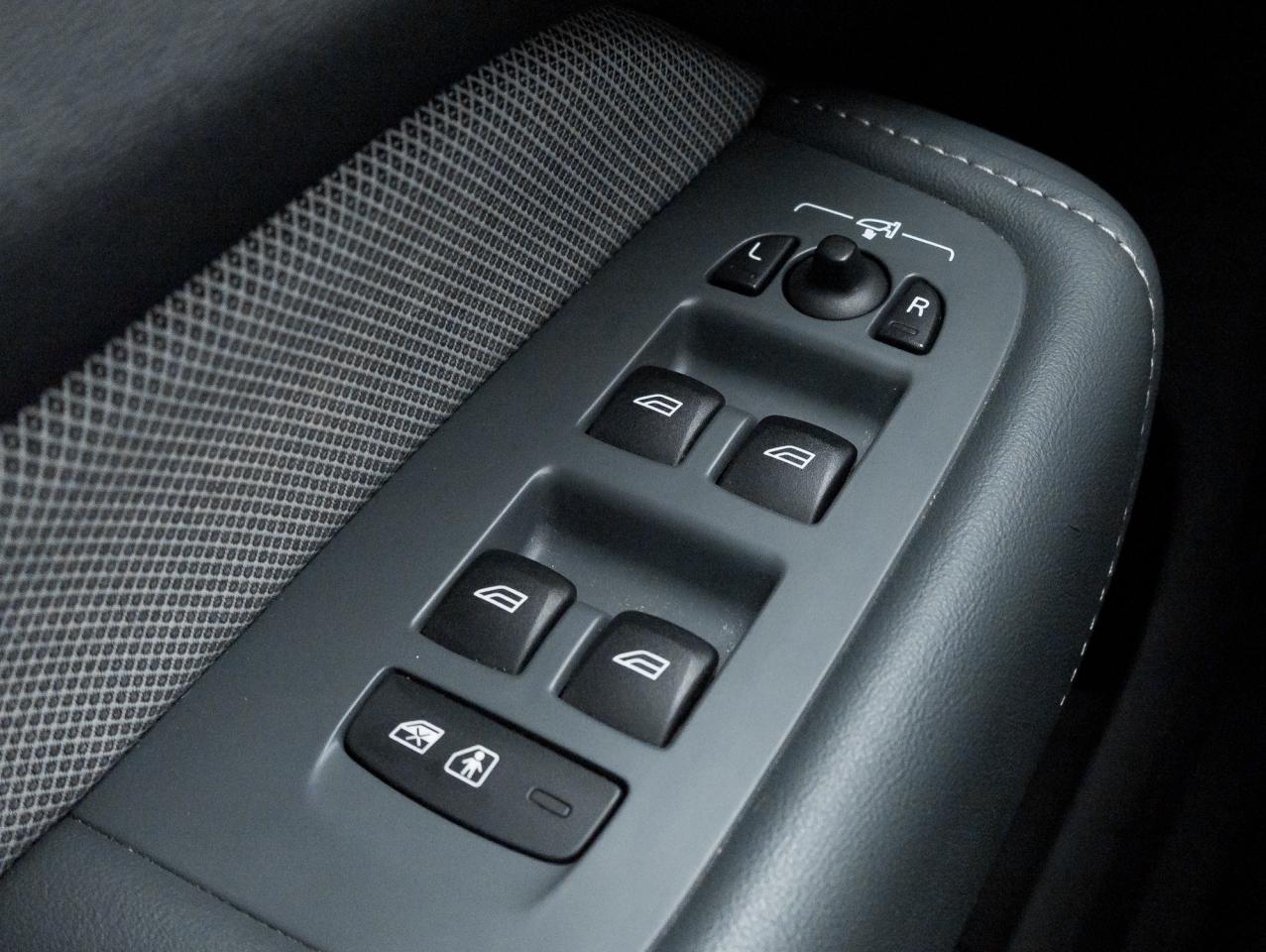 2020 Volvo XC60 T6 AWD R-Design POLESTAR  22' ALLOY WHEELS  LOW KM Photo