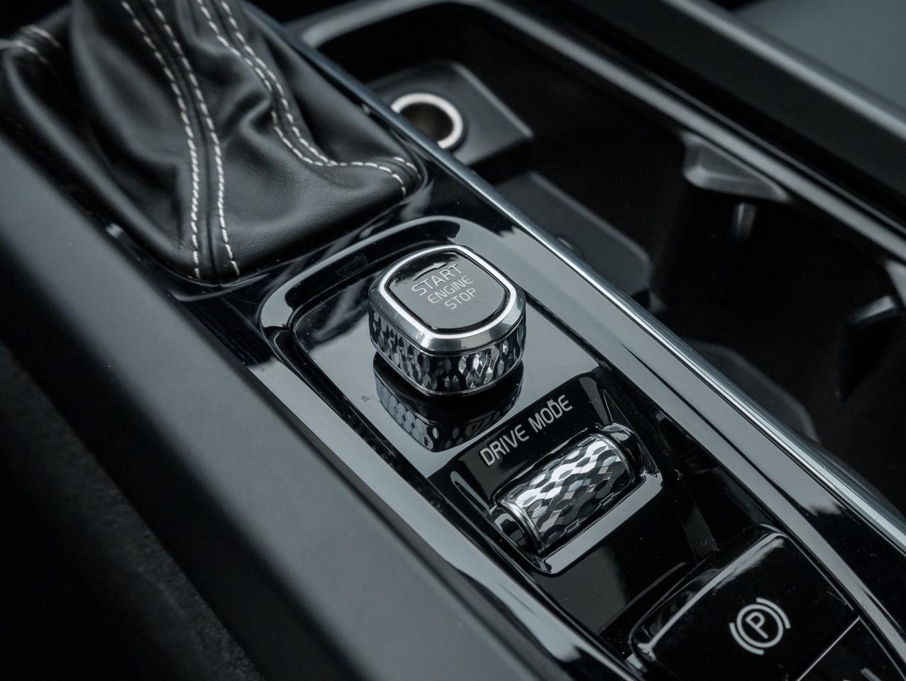 2020 Volvo XC60 T6 AWD R-Design POLESTAR  22' ALLOY WHEELS  LOW KM Photo