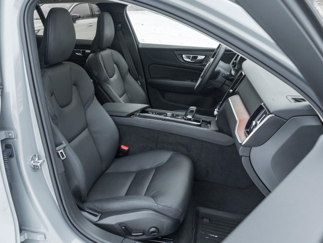 2025 Volvo V60 Cross Country B5 AWD Core  NEARLY NEW  STATION WAGON  VOLVO CPO Photo