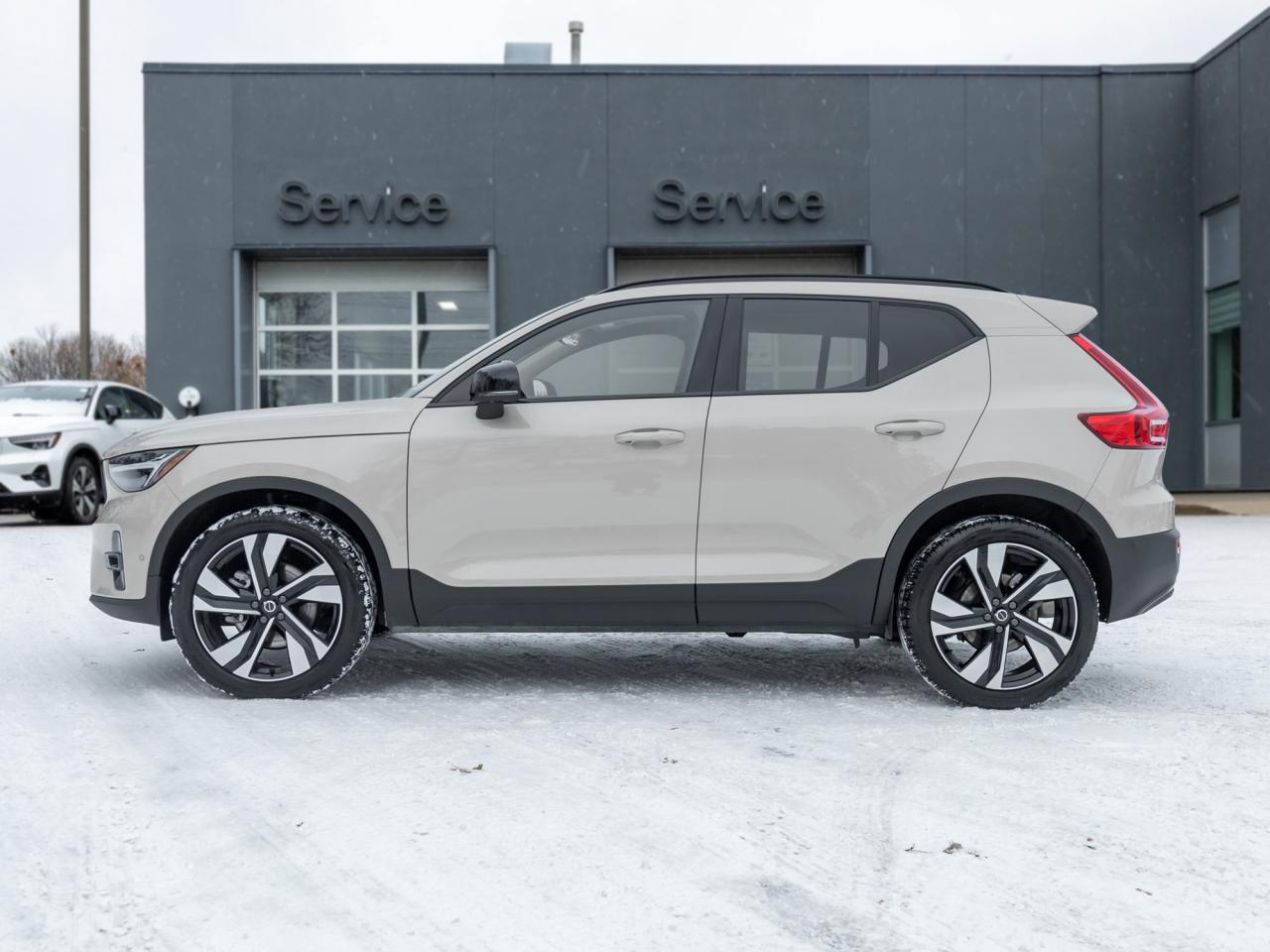2025 Volvo XC40 B5 AWD PLUS  LIKE NEW  20" ALLOY WHEELS  CPO Photo2
