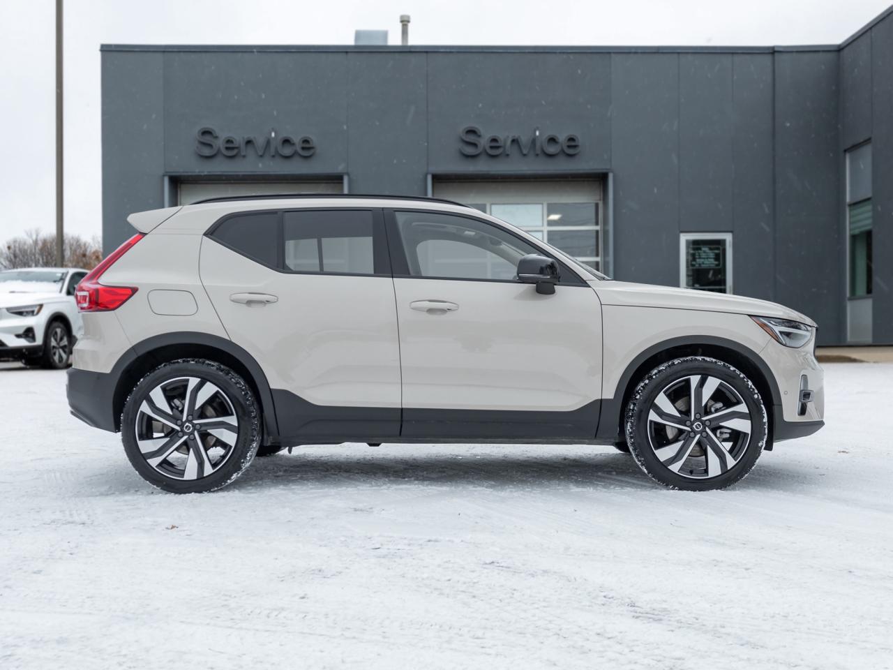 2025 Volvo XC40 B5 AWD PLUS  LIKE NEW  20" ALLOY WHEELS  CPO Photo4