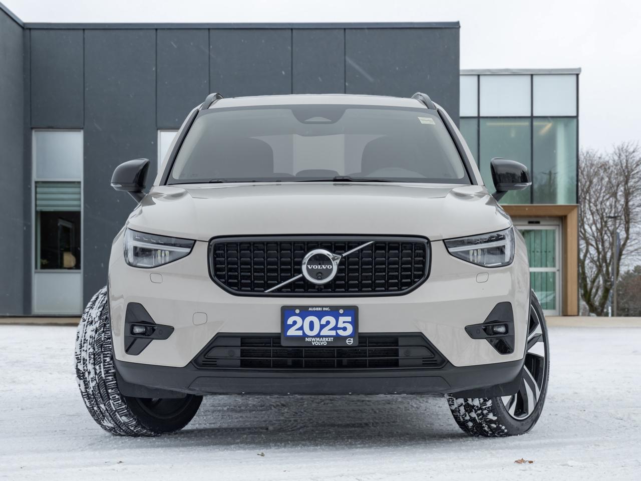 2025 Volvo XC40 B5 AWD PLUS  LIKE NEW  20" ALLOY WHEELS  CPO Photo