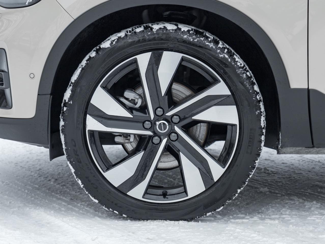 2025 Volvo XC40 B5 AWD PLUS  LIKE NEW  20" ALLOY WHEELS  CPO Photo