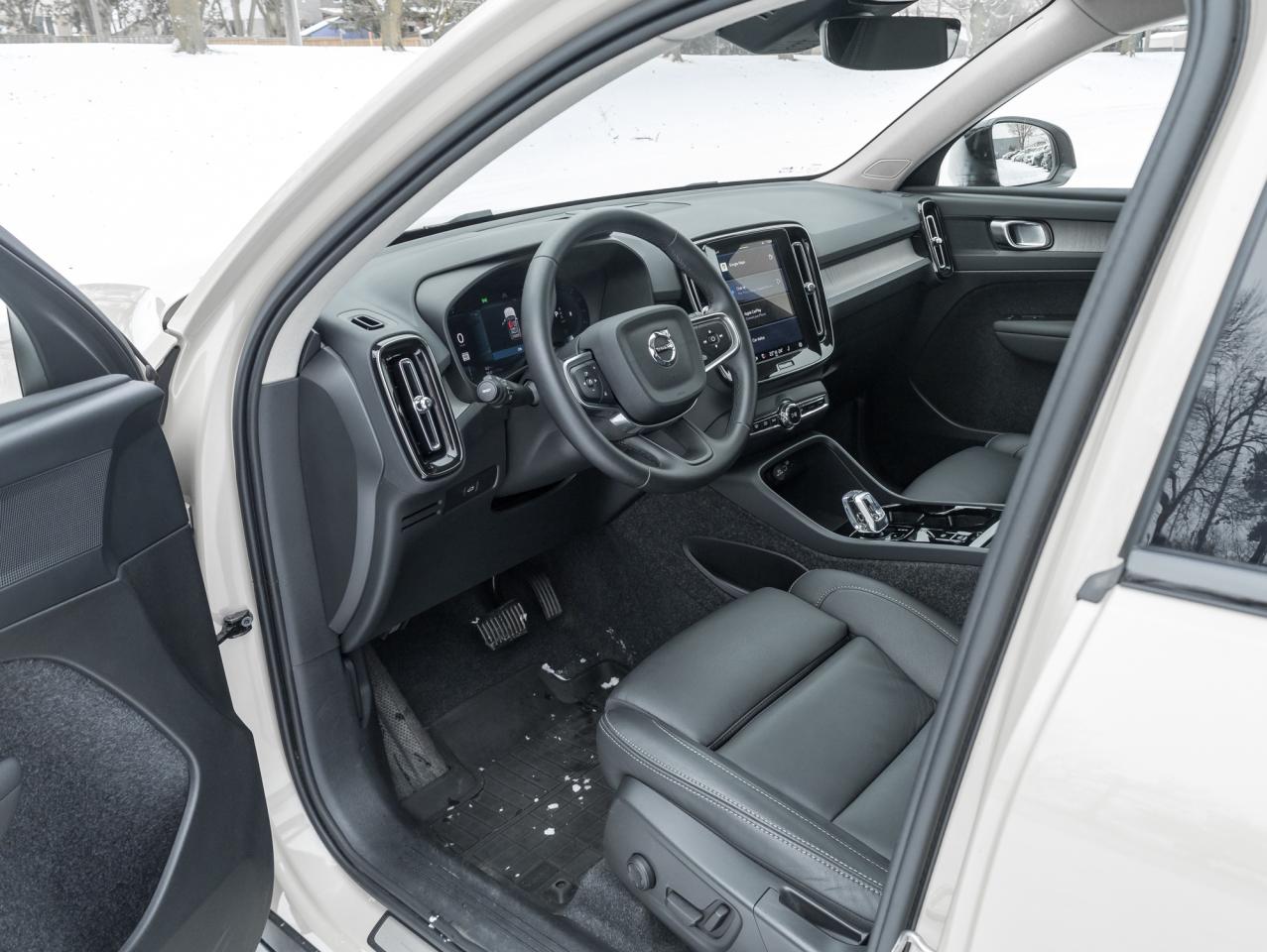 2025 Volvo XC40 B5 AWD PLUS  LIKE NEW  20" ALLOY WHEELS  CPO Photo