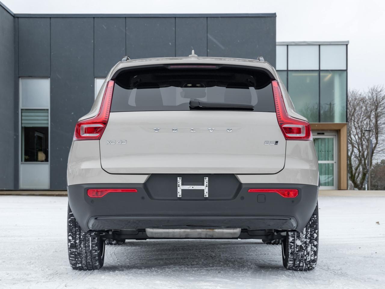 2025 Volvo XC40 B5 AWD PLUS  LIKE NEW  20" ALLOY WHEELS  CPO Photo