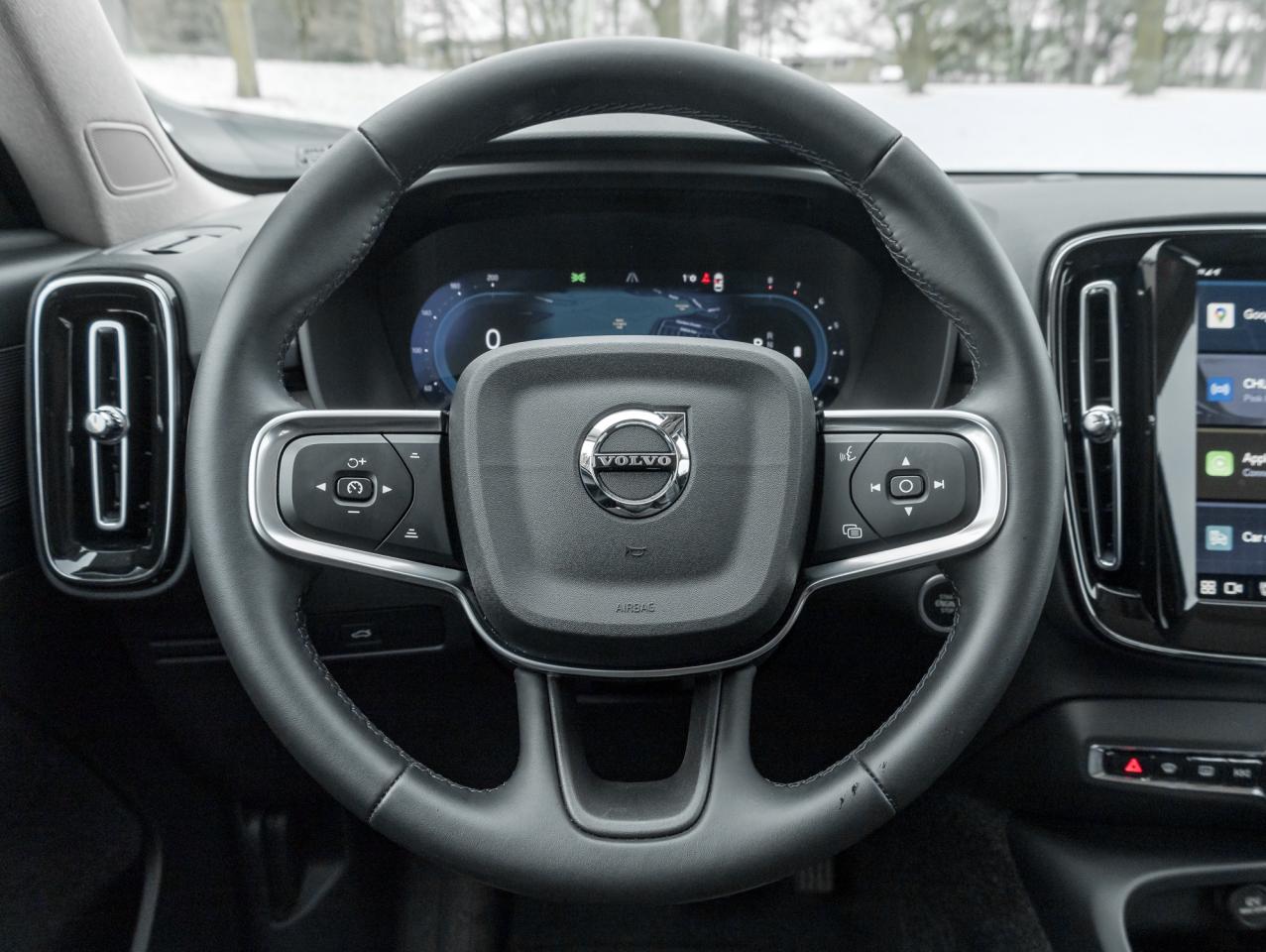 2025 Volvo XC40 B5 AWD PLUS  LIKE NEW  20" ALLOY WHEELS  CPO Photo