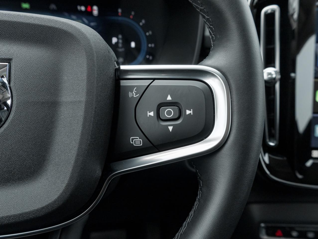 2025 Volvo XC40 B5 AWD PLUS  LIKE NEW  20" ALLOY WHEELS  CPO Photo