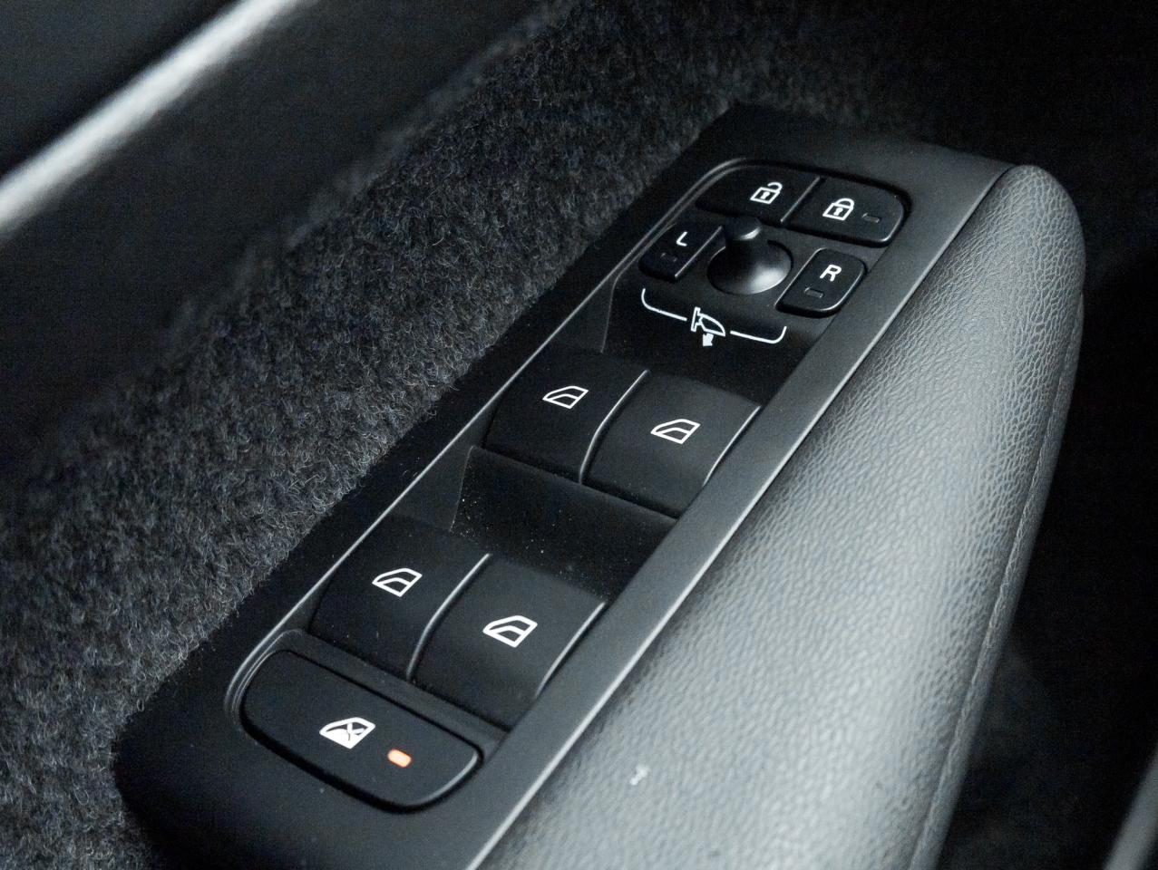 2025 Volvo XC40 B5 AWD PLUS  LIKE NEW  20" ALLOY WHEELS  CPO Photo