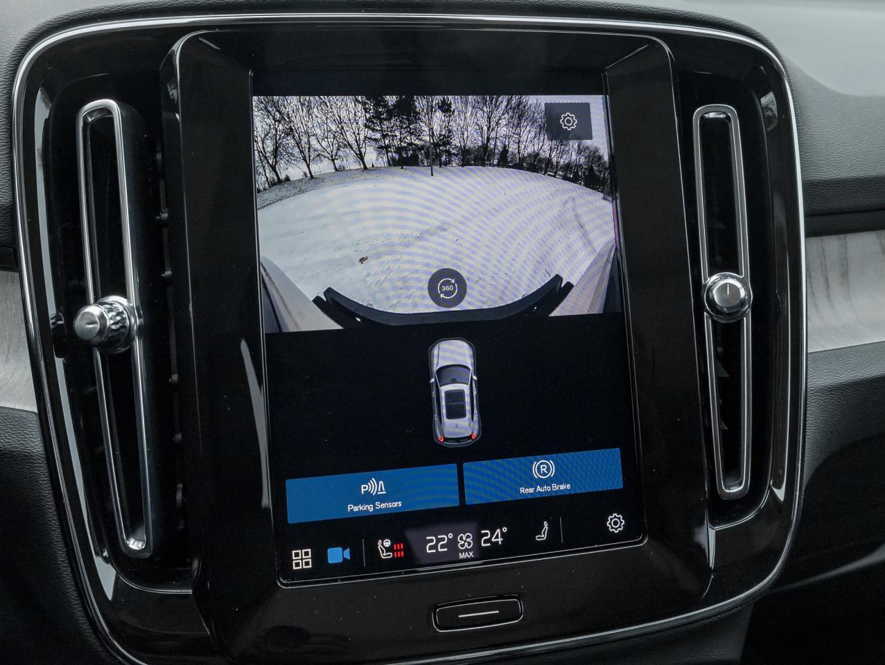 2025 Volvo XC40 B5 AWD PLUS  LIKE NEW  20" ALLOY WHEELS  CPO Photo