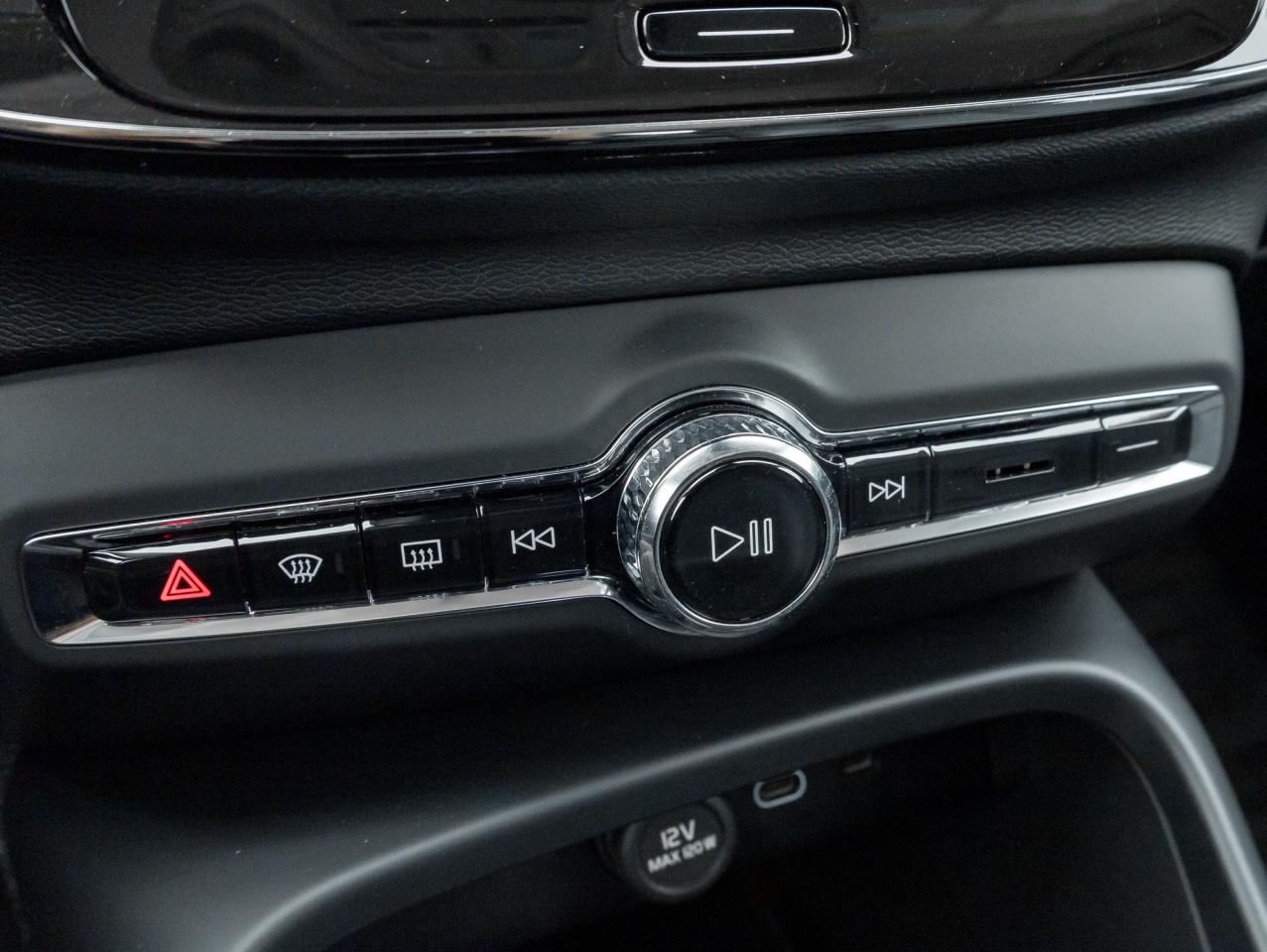 2025 Volvo XC40 B5 AWD PLUS  LIKE NEW  20" ALLOY WHEELS  CPO Photo