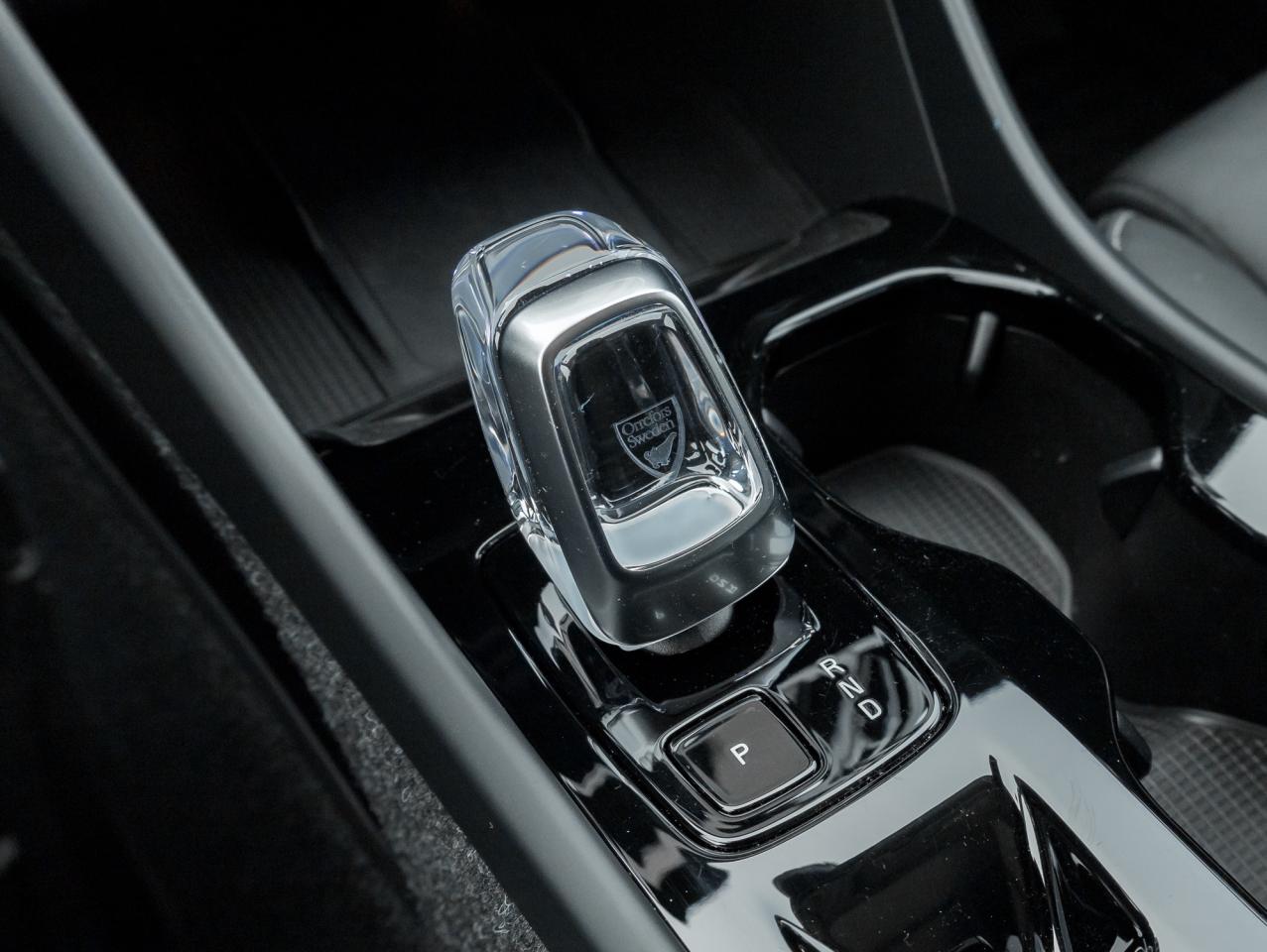 2025 Volvo XC40 B5 AWD PLUS  LIKE NEW  20" ALLOY WHEELS  CPO Photo