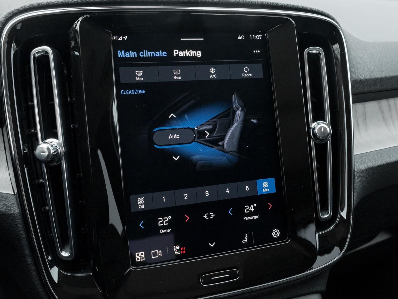 2025 Volvo XC40 B5 AWD PLUS  LIKE NEW  20" ALLOY WHEELS  CPO Photo