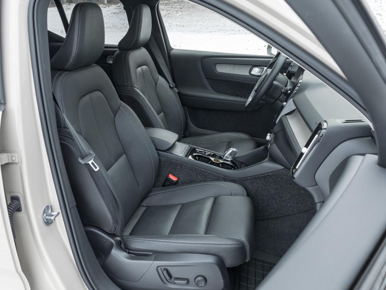 2025 Volvo XC40 B5 AWD PLUS  LIKE NEW  20" ALLOY WHEELS  CPO Photo