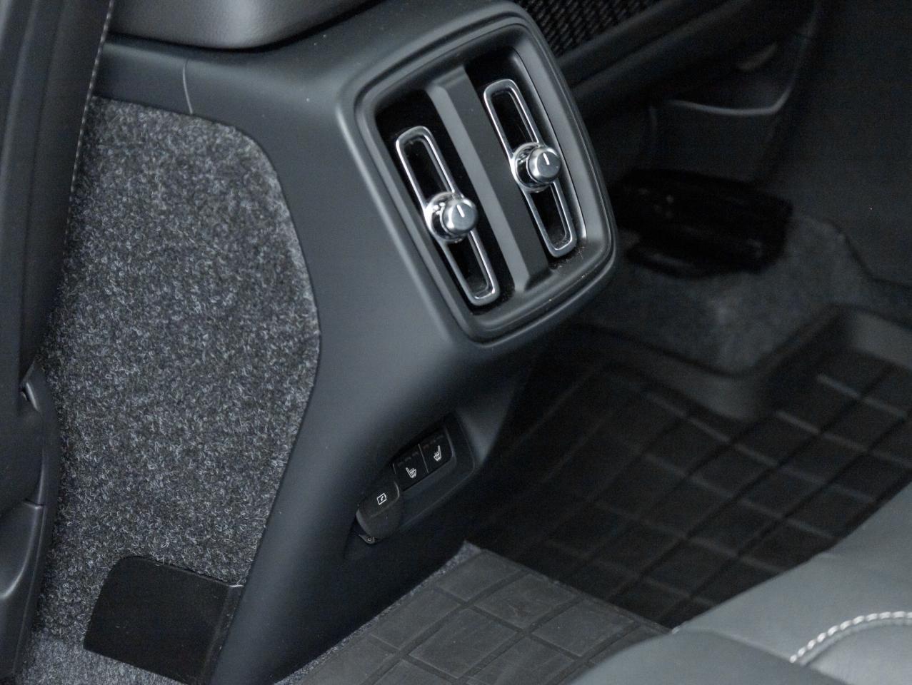 2025 Volvo XC40 B5 AWD PLUS  LIKE NEW  20" ALLOY WHEELS  CPO Photo