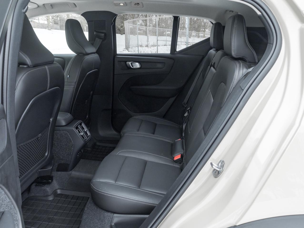 2025 Volvo XC40 B5 AWD PLUS  LIKE NEW  20" ALLOY WHEELS  CPO Photo