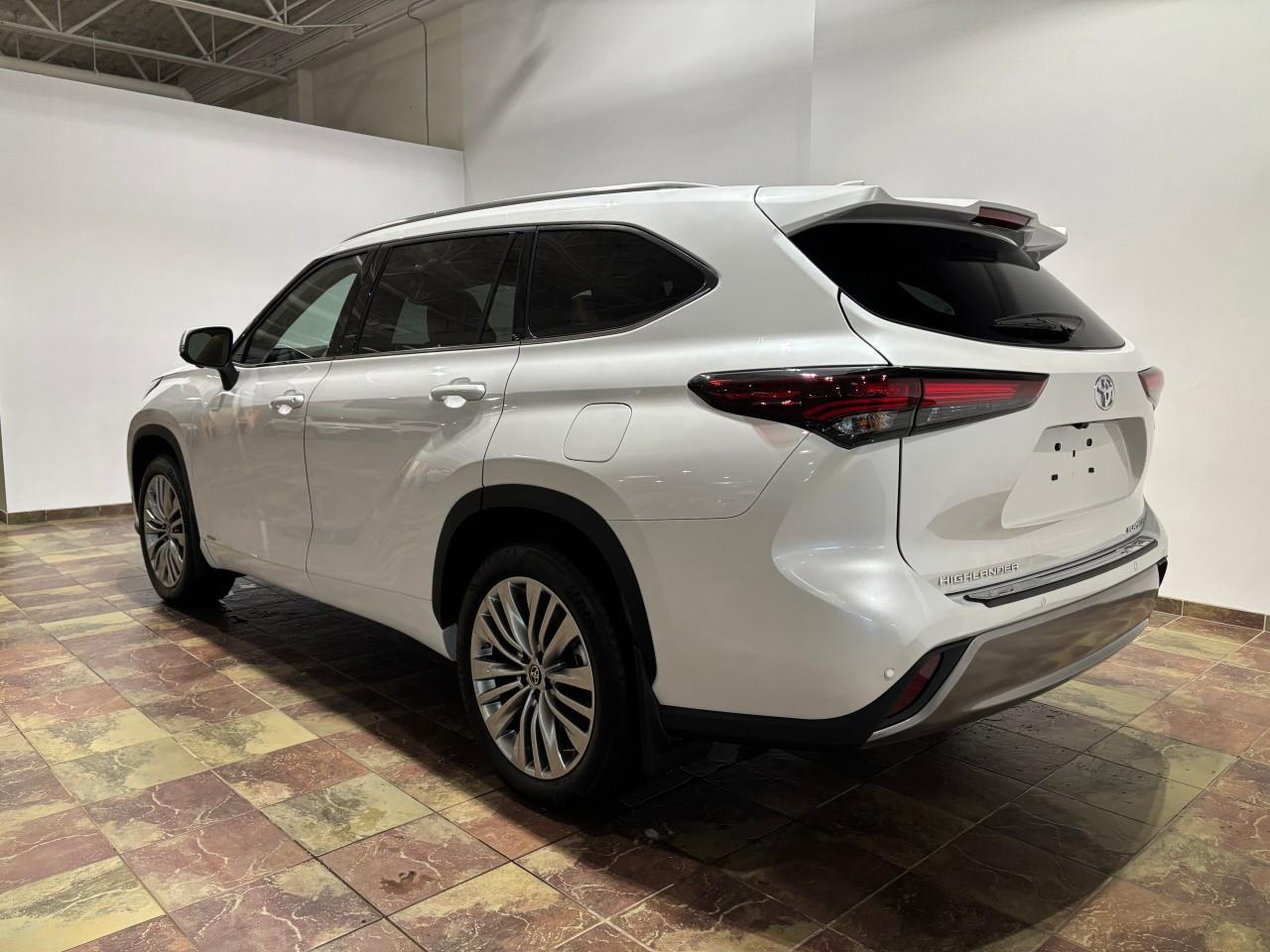 2025 Toyota Highlander Hybrid LIMITED Photo2