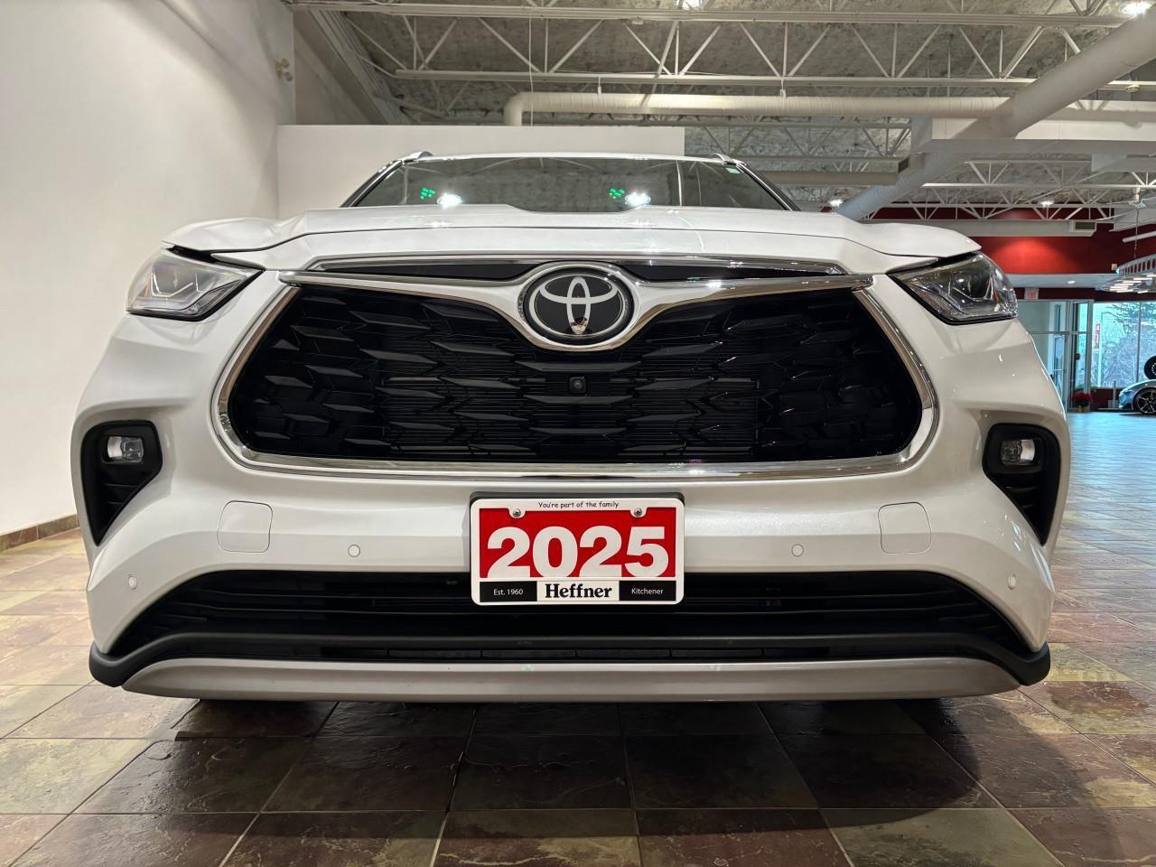 2025 Toyota Highlander Hybrid LIMITED Photo3