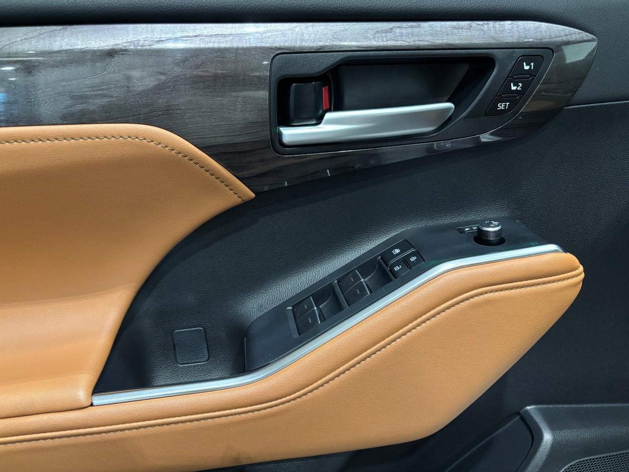 2025 Toyota Highlander Hybrid LIMITED Photo