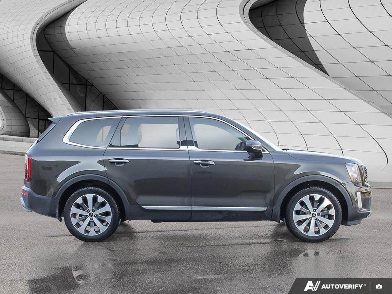 2022 Kia Telluride SX   AWD   Apple CarPlay   Heated & Cooled Seats Photo