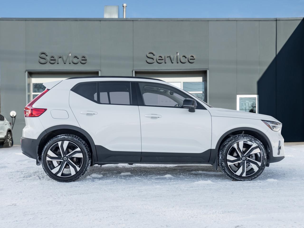 2024 Volvo XC40 B5 AWD Plus Dark Theme  HARMAN KARDON  OFF LEASE Photo4
