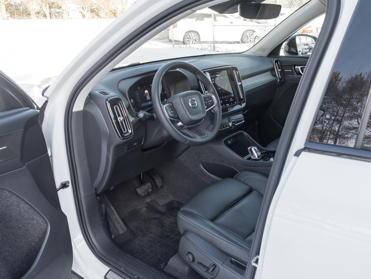 2024 Volvo XC40 B5 AWD Plus Dark Theme  HARMAN KARDON  OFF LEASE Photo