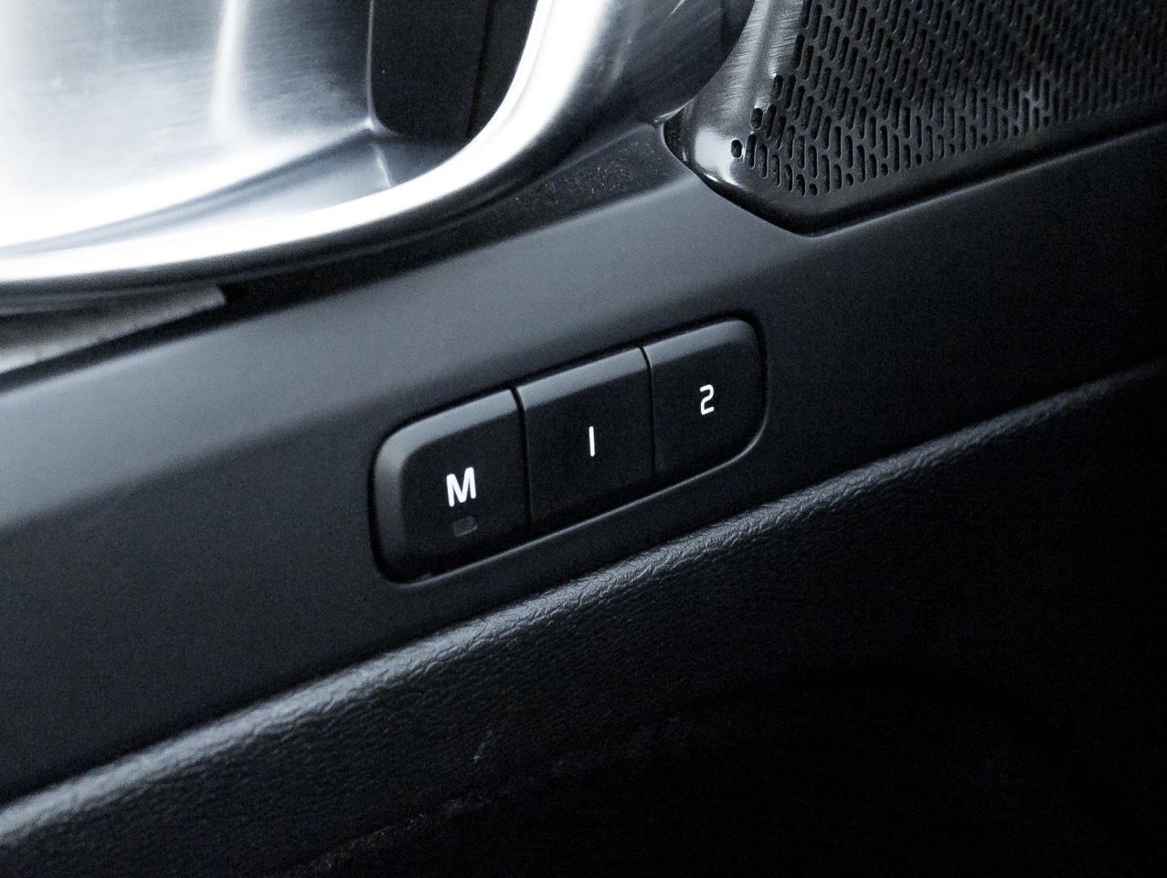 2024 Volvo XC40 B5 AWD Plus Dark Theme  HARMAN KARDON  OFF LEASE Photo