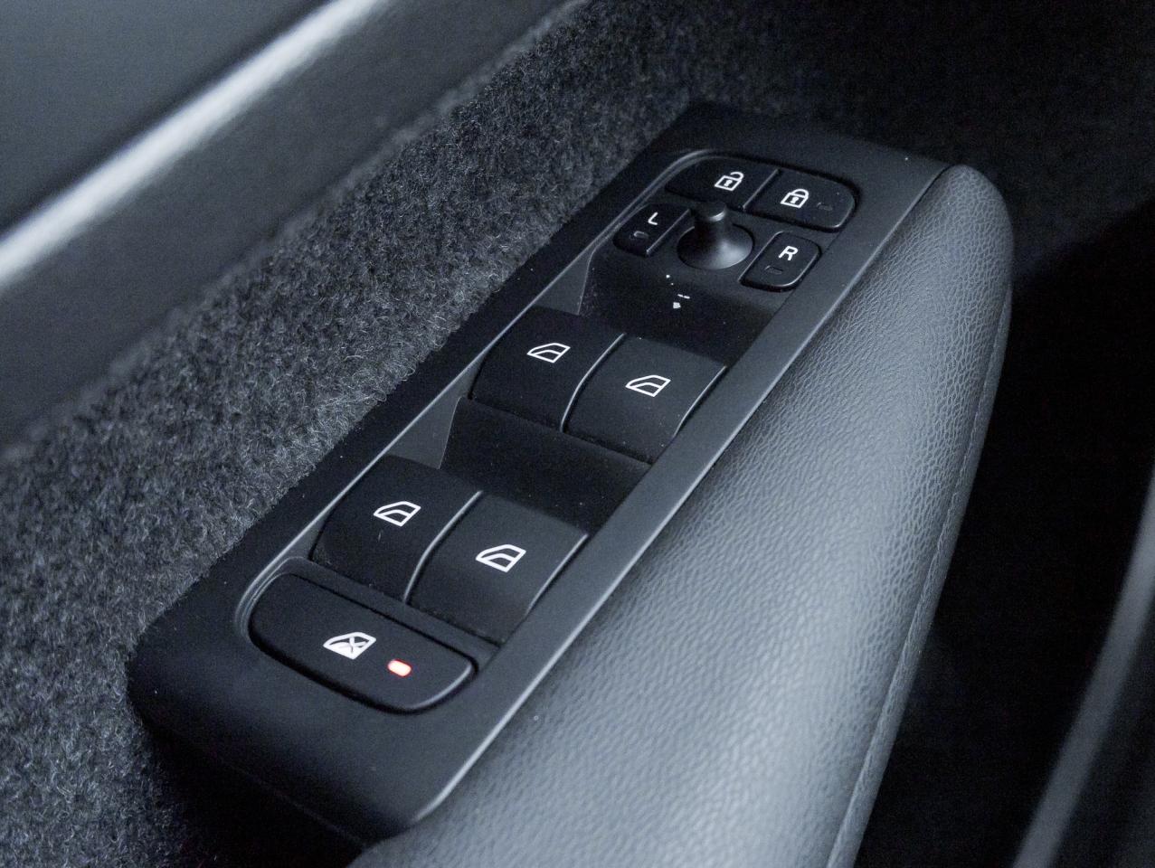 2024 Volvo XC40 B5 AWD Plus Dark Theme  HARMAN KARDON  OFF LEASE Photo