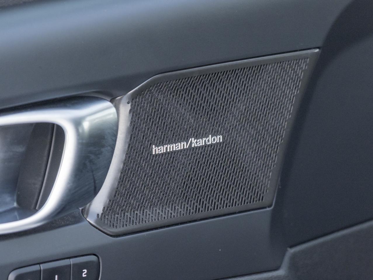 2024 Volvo XC40 B5 AWD Plus Dark Theme  HARMAN KARDON  OFF LEASE Photo