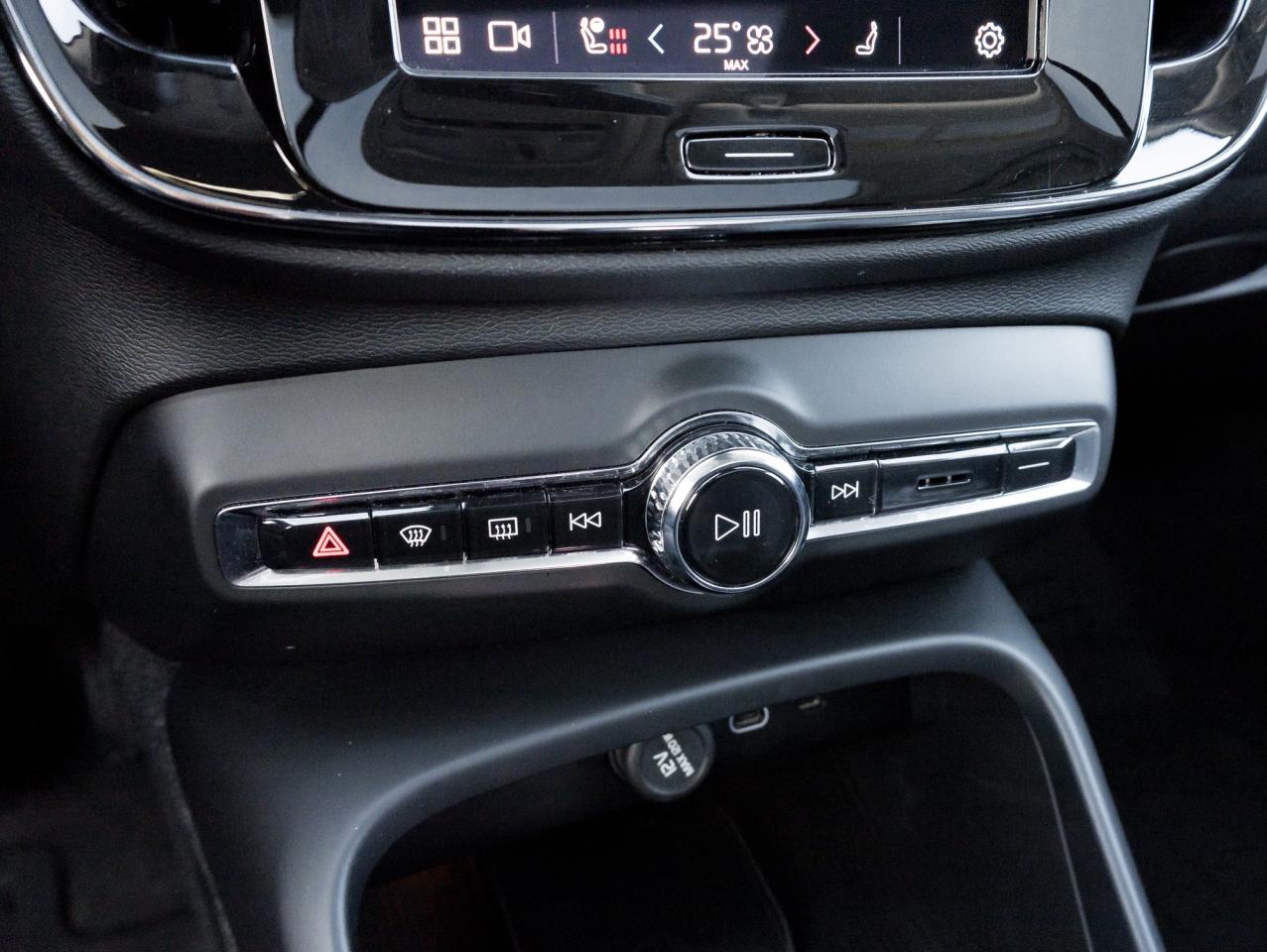 2024 Volvo XC40 B5 AWD Plus Dark Theme  HARMAN KARDON  OFF LEASE Photo