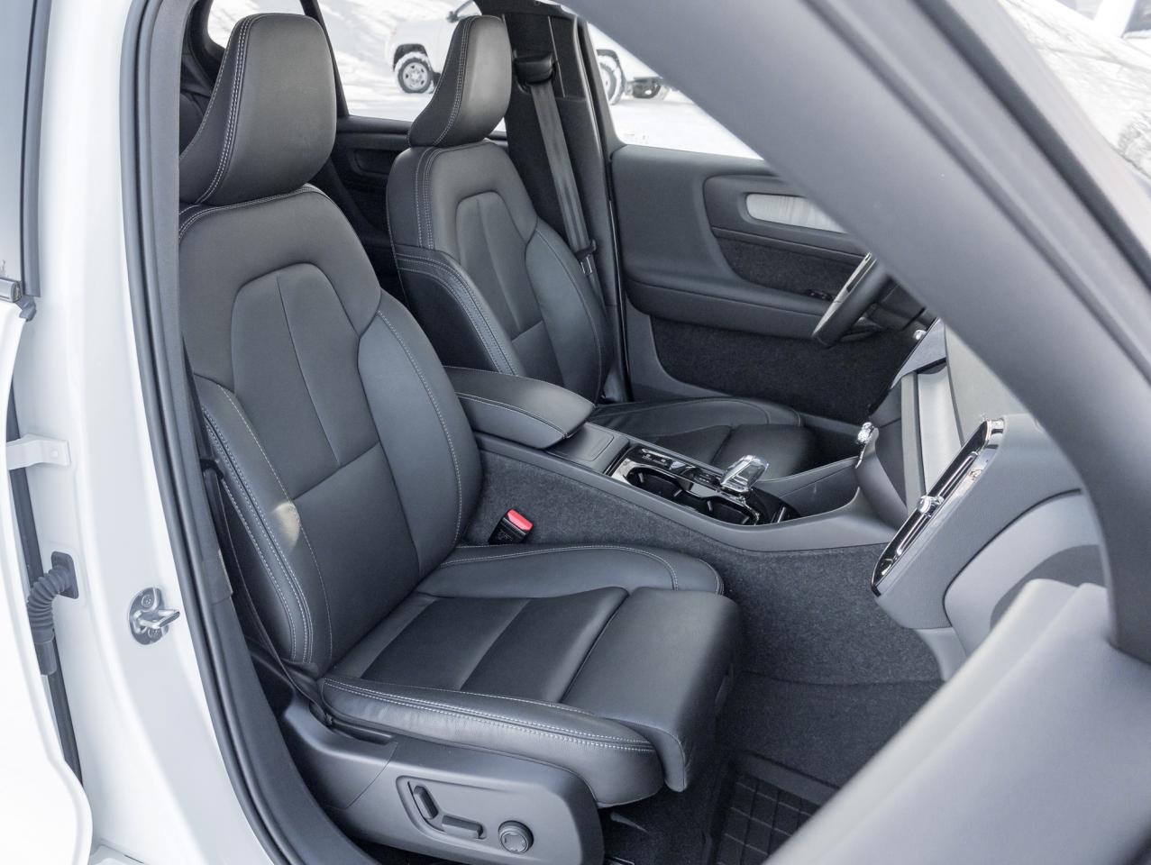 2024 Volvo XC40 B5 AWD Plus Dark Theme  HARMAN KARDON  OFF LEASE Photo