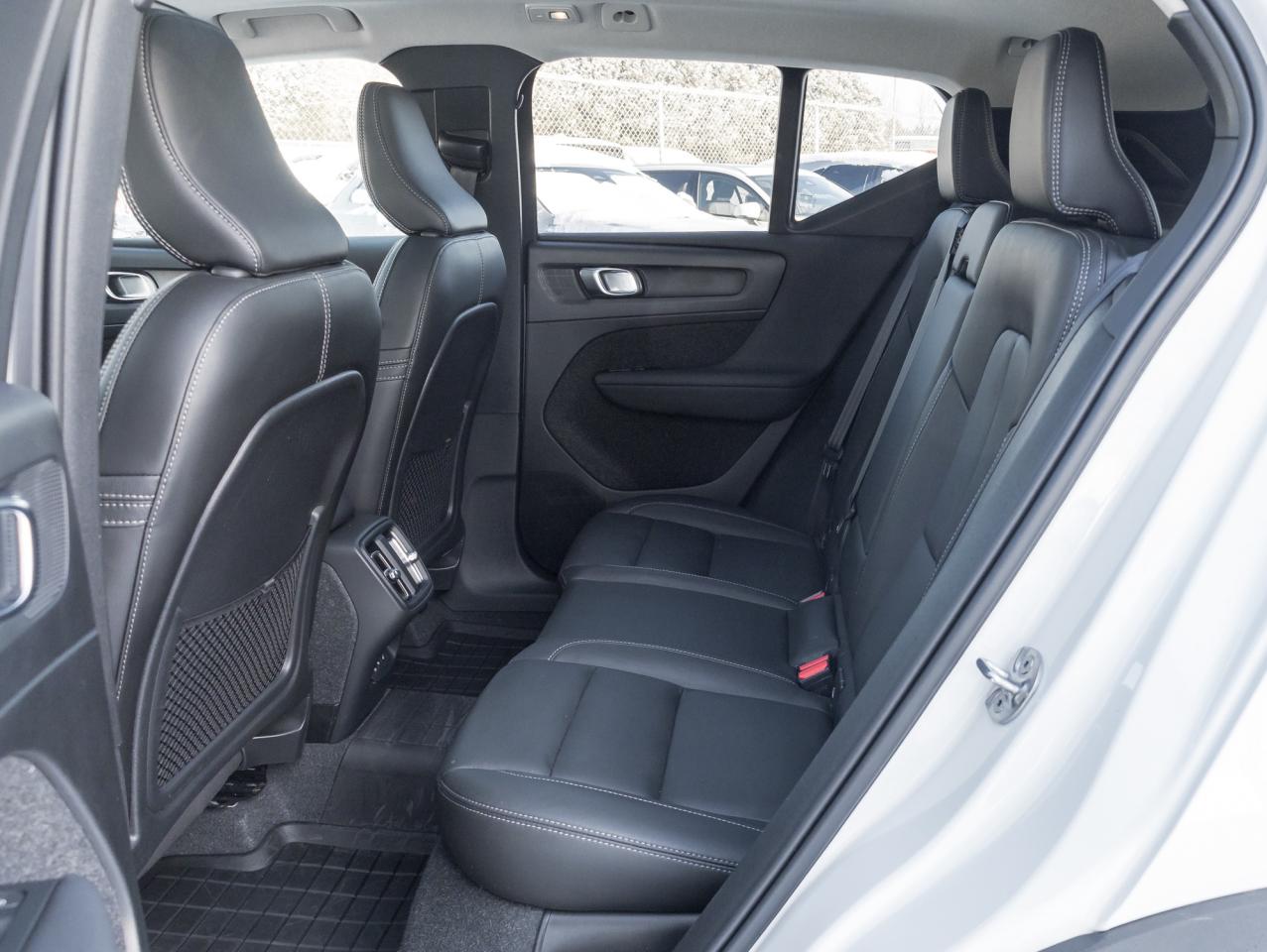 2024 Volvo XC40 B5 AWD Plus Dark Theme  HARMAN KARDON  OFF LEASE Photo