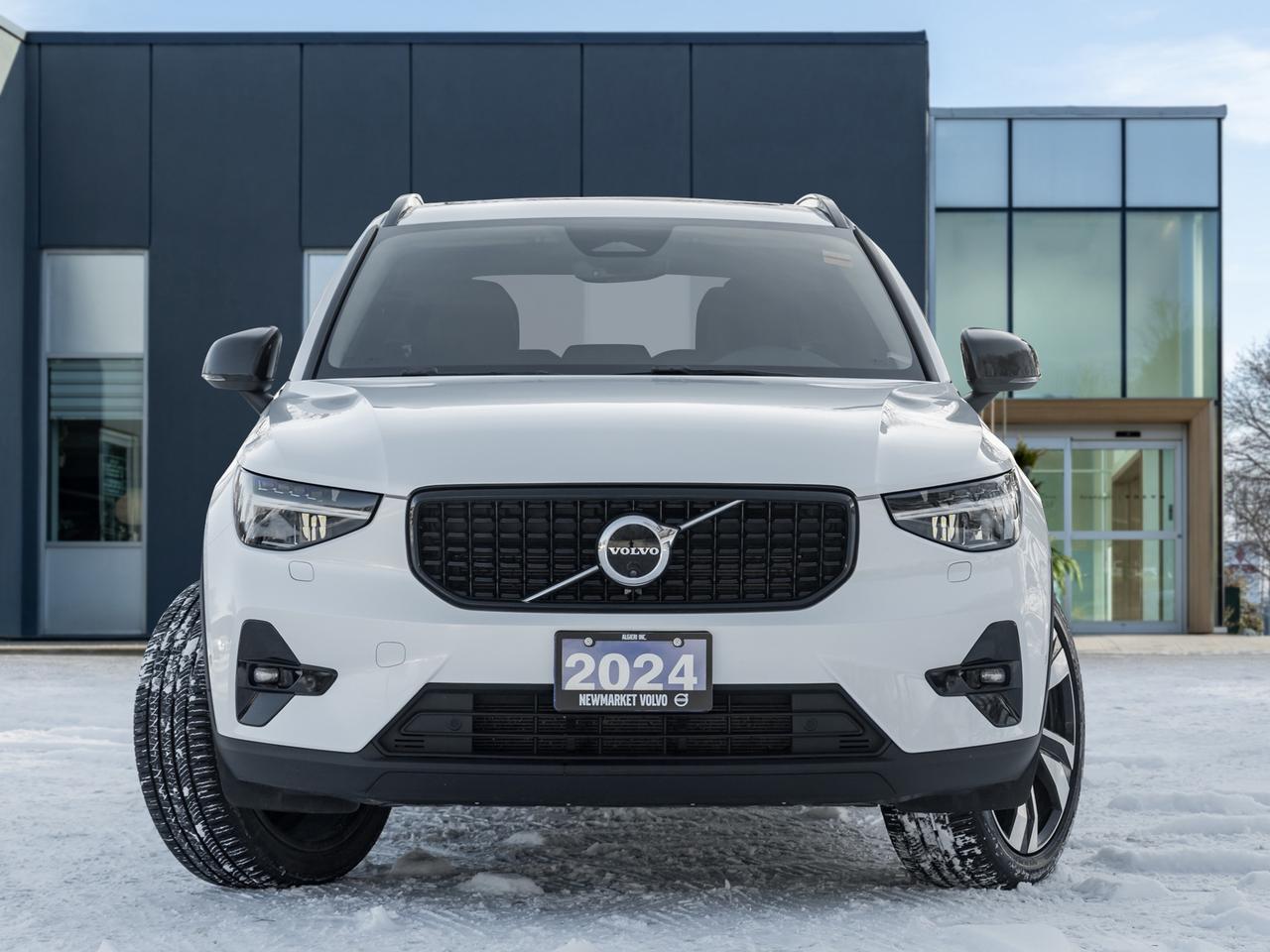 2024 Volvo XC40 B5 AWD Plus Dark Theme  HARMAN KARDON  OFF LEASE Photo
