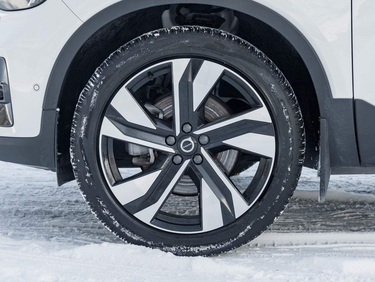 2024 Volvo XC40 B5 AWD Plus Dark Theme  HARMAN KARDON  OFF LEASE Photo