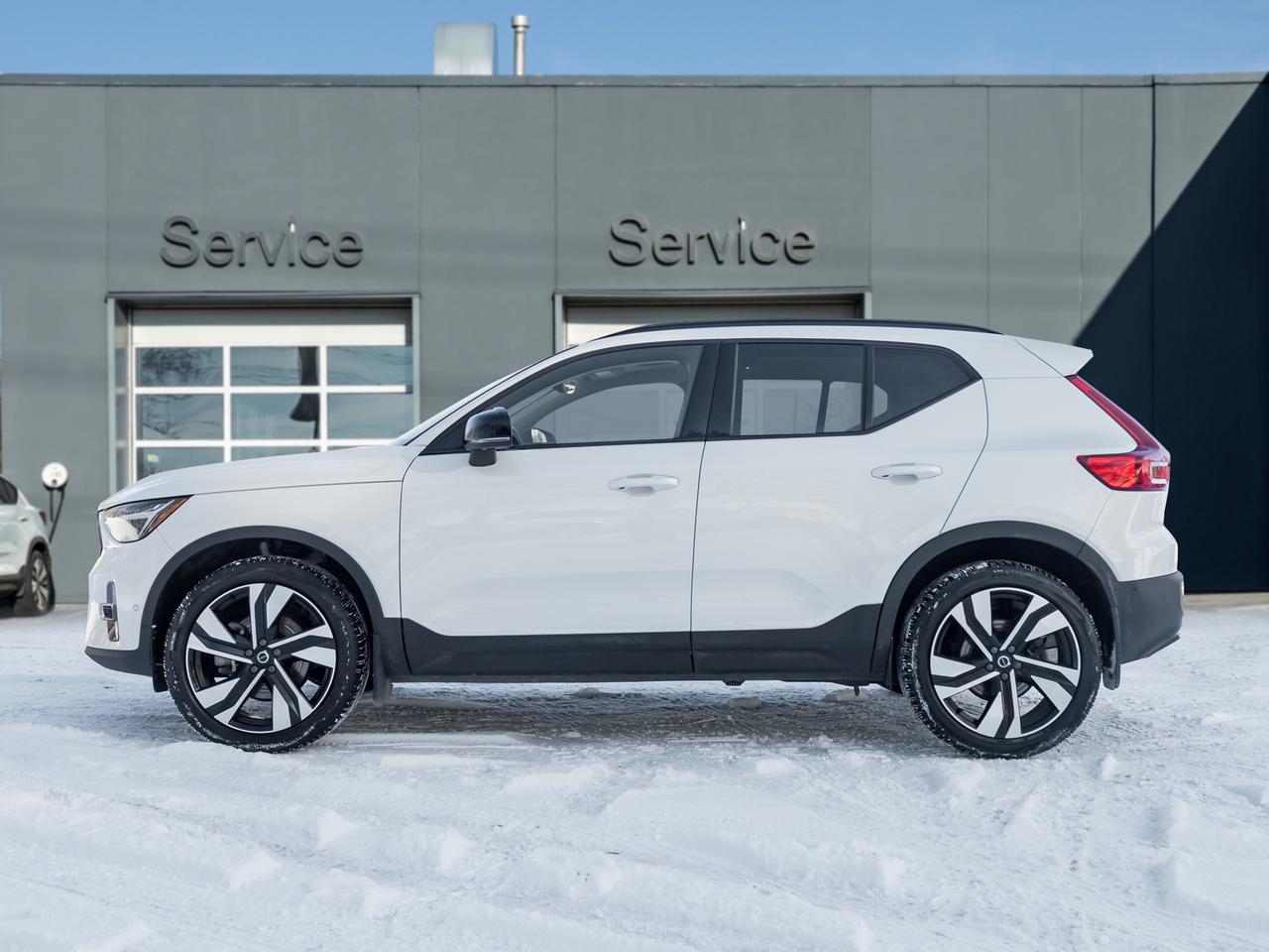2024 Volvo XC40 B5 AWD Plus Dark Theme  HARMAN KARDON  OFF LEASE Photo