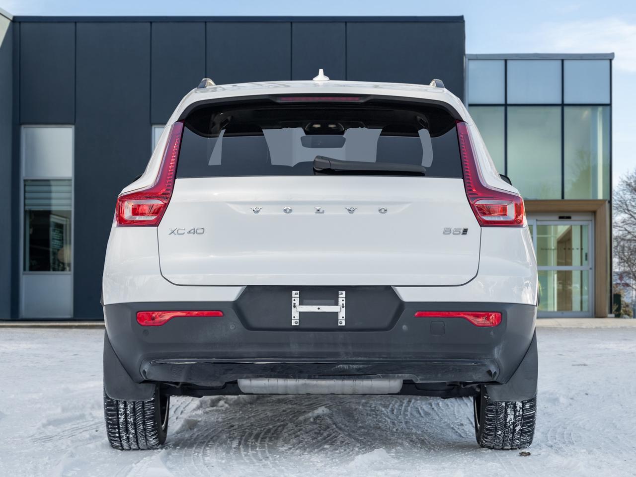 2024 Volvo XC40 B5 AWD Plus Dark Theme  HARMAN KARDON  OFF LEASE Photo