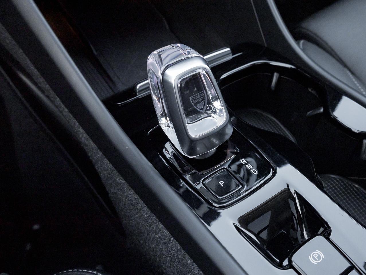 2024 Volvo XC40 B5 AWD Plus Dark Theme  HARMAN KARDON  OFF LEASE Photo