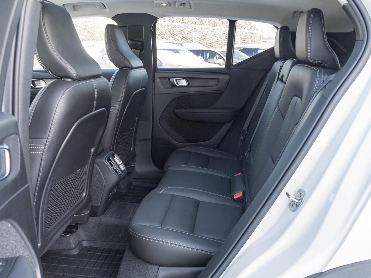 2024 Volvo XC40 B5 AWD Plus Dark Theme  HARMAN KARDON  OFF LEASE Photo