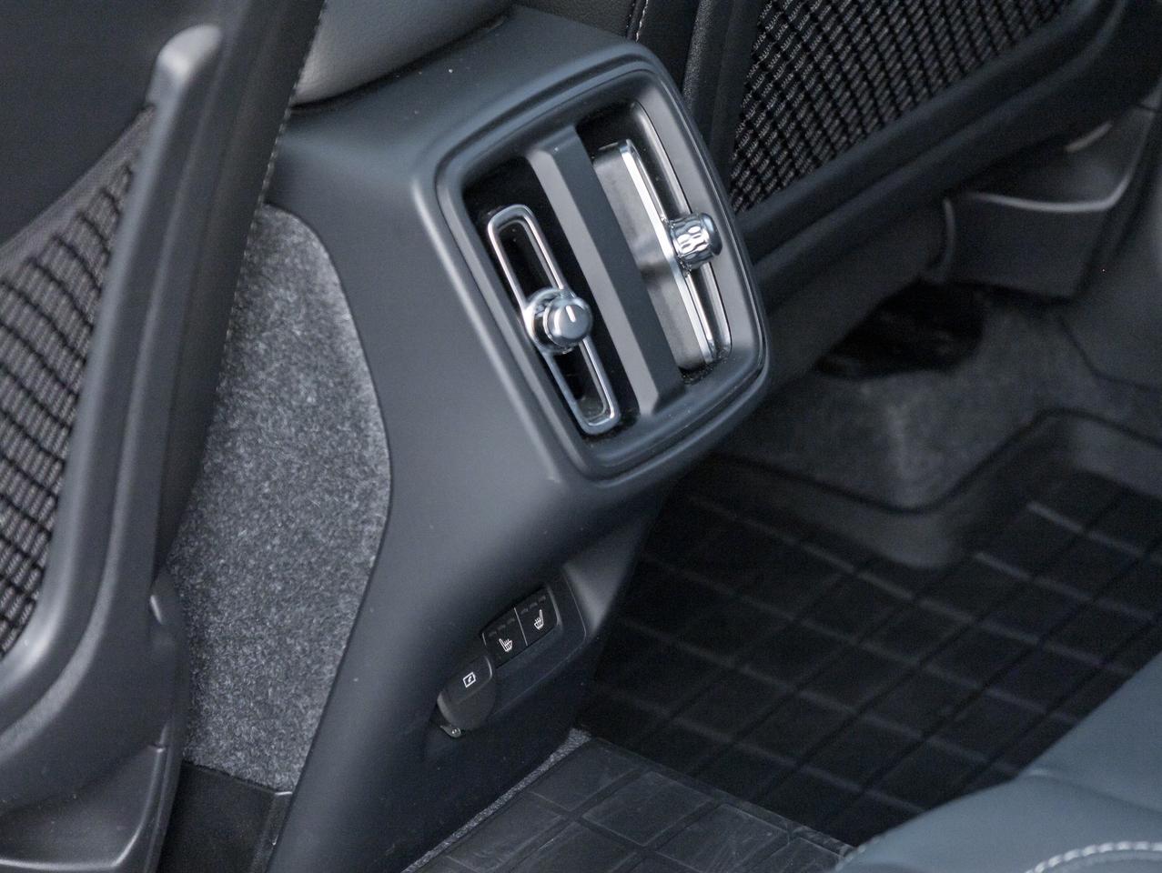 2024 Volvo XC40 B5 AWD Plus Dark Theme  HARMAN KARDON  OFF LEASE Photo