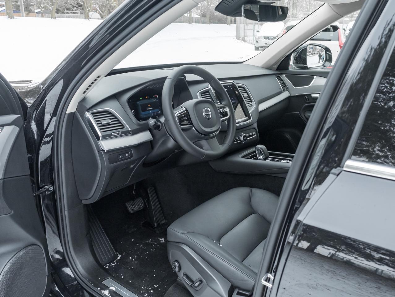 2024 Volvo XC90 Recharge T8 eAWD PHEV Core 7-Seater  OFF LEASE  CPO Photo