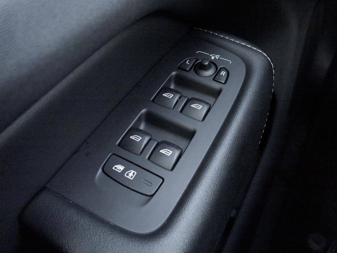 2022 Volvo XC60 B6 AWD INSCRIPTION-BOWERS & WILKINS-CPO-OFF LEASE Photo