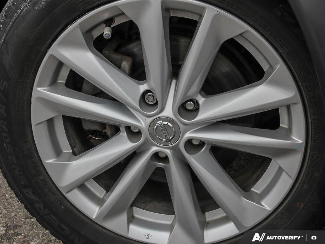 2018 Nissan Rogue SV Photo