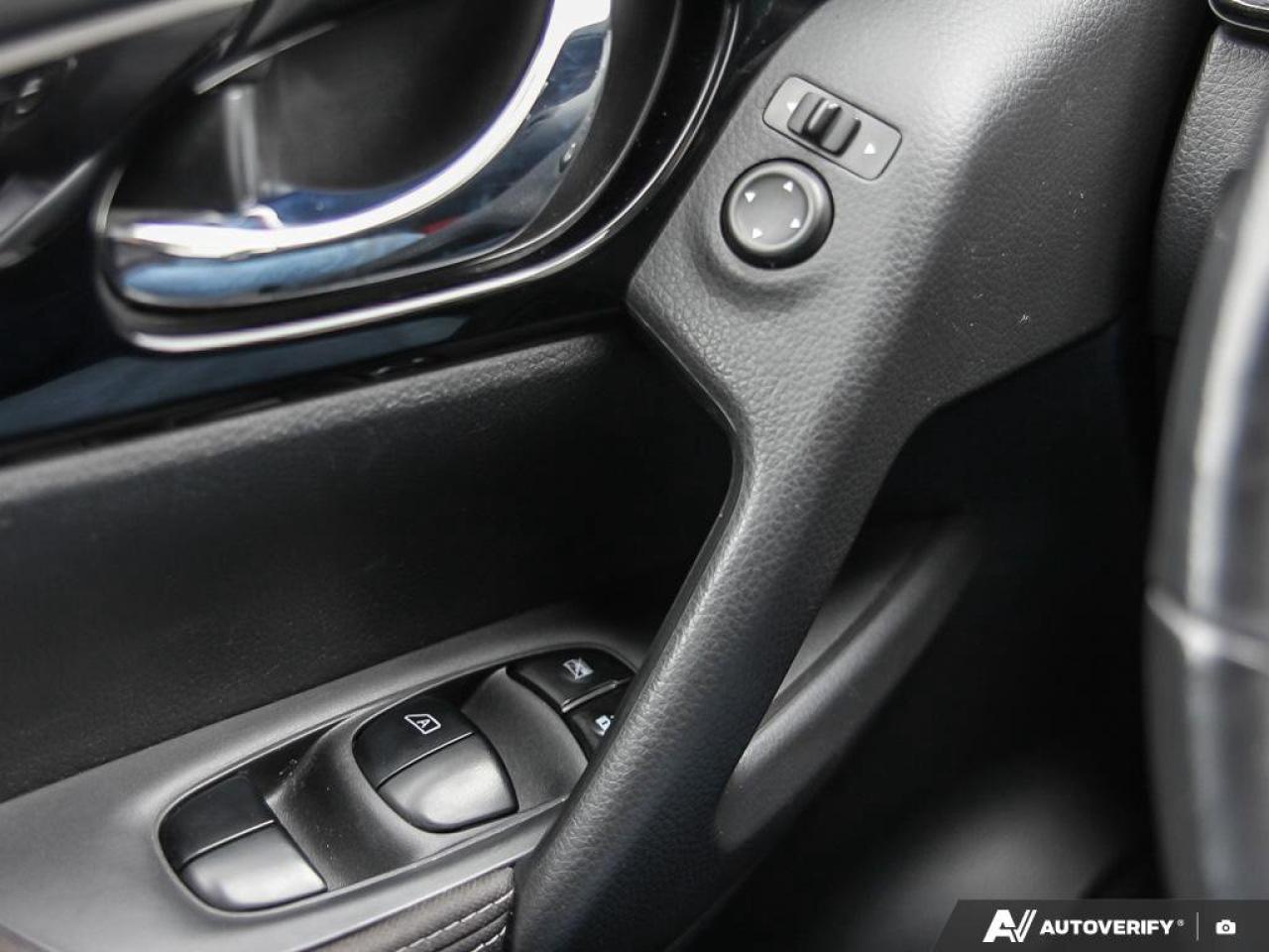 2018 Nissan Rogue SV Photo