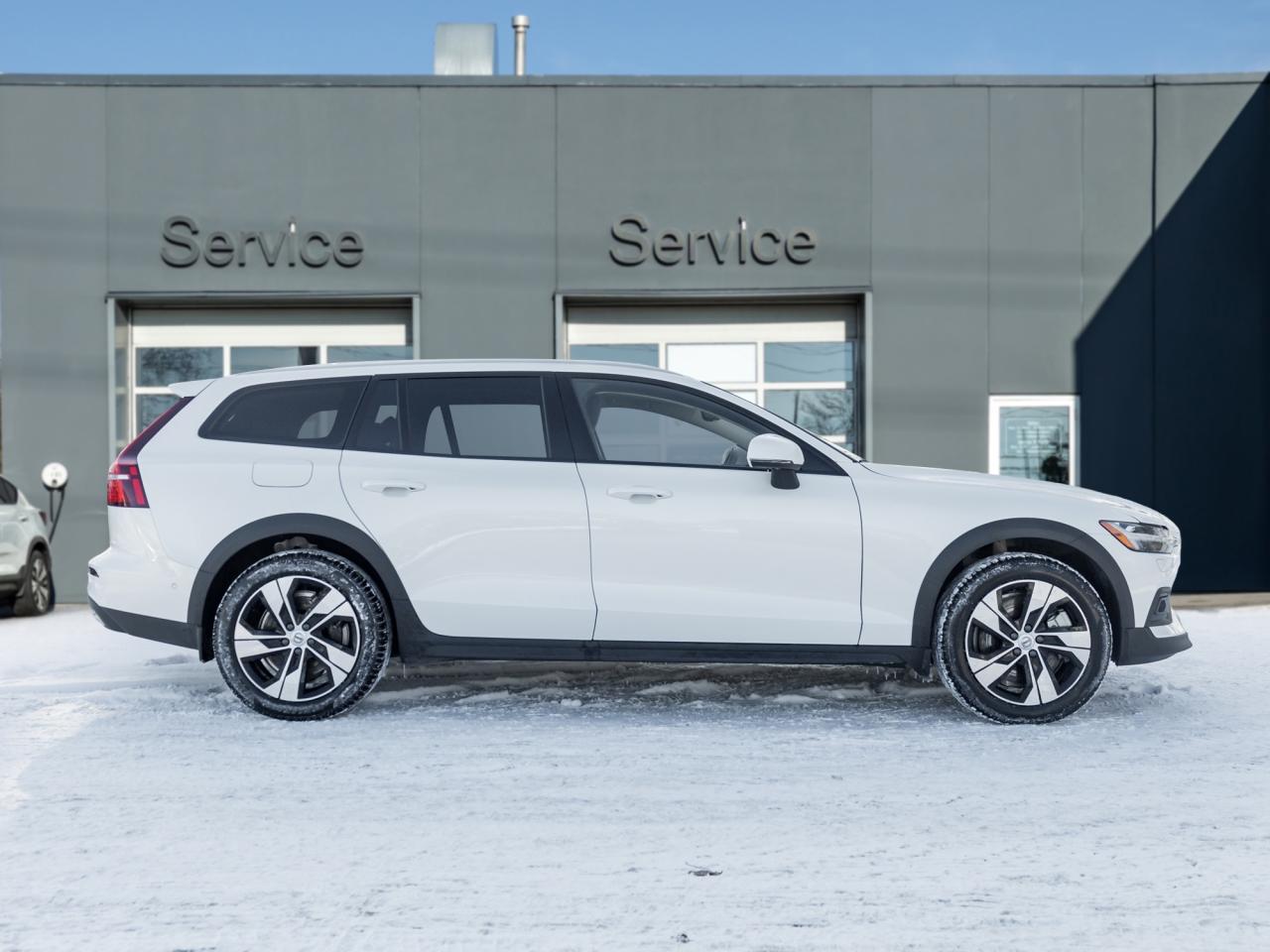 2025 Volvo V60 Cross Country B5 AWD PLUS  ISD 5th Aug 2025  CPO RATE FROM 3.49% Photo