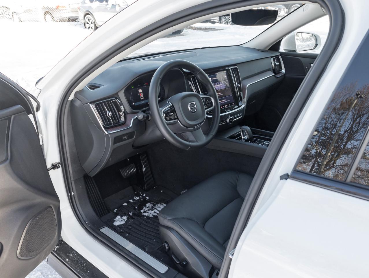 2025 Volvo V60 Cross Country B5 AWD PLUS  ISD 5th Aug 2025  CPO RATE FROM 3.49% Photo